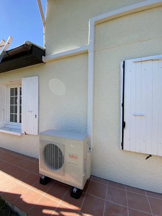 Extérieur d'une maison résidentielle avec terrasse carrelée rouge