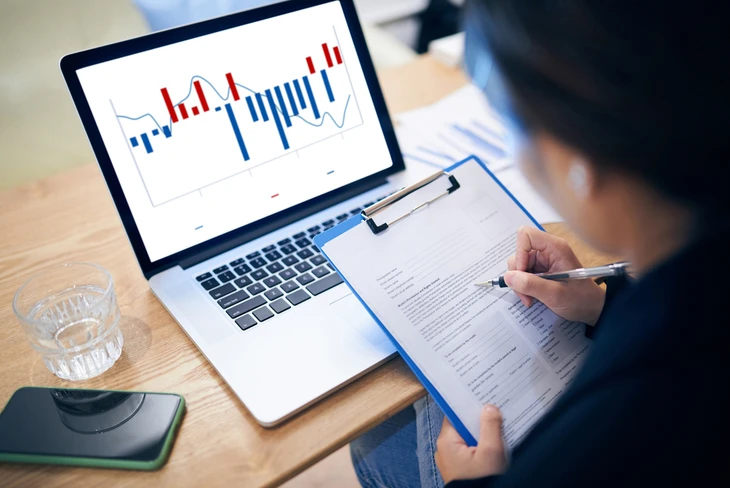 Espace de travail intérieur avec professionnel analysant des données financières