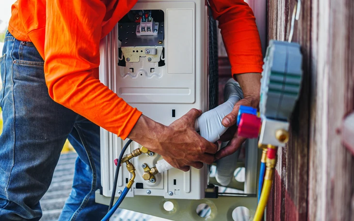 Les techniciens de climatisation installent l'air nouveau compresseur dans les maisons, Réparateur fixent les systèmes de climatisation, Mâle technicien service pour la réparation et l'entretien des climatiseurs