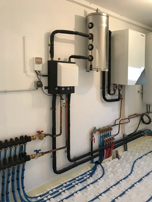 Intérieur d'une chaufferie moderne avec installation de chauffage au sol