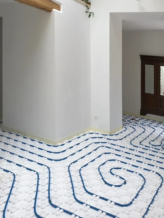 Intérieur résidentiel moderne avec murs blancs et poutre apparente en bois